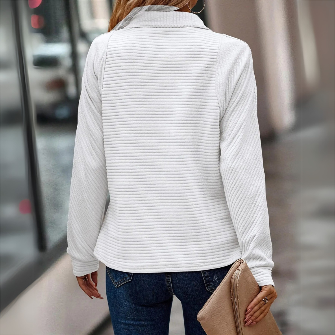 Pull Danoir Paris Suzanne avec détail demi-zip, en laine douce, porté sur un mannequin, couleur gris clair.