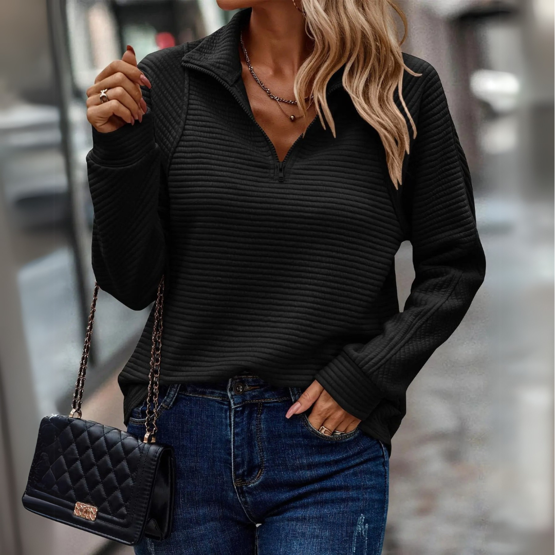 Pull Danoir Paris Suzanne avec col montant et détail demi-zip, en tissu doux, porté par un mannequin.