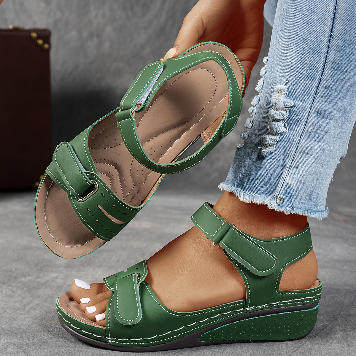 Sandales ergonomiques élégantes Célima de Danoir Paris avec semelle confortable et design en cuir beige.
