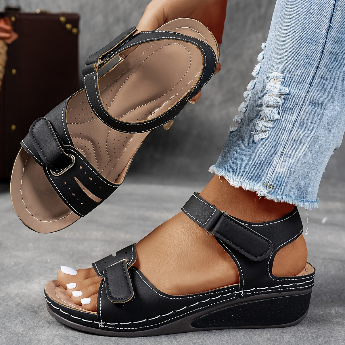 Sandales ergonomiques élégantes Célima de Danoir Paris, en cuir beige avec semelle confortable et design sophistiqué.