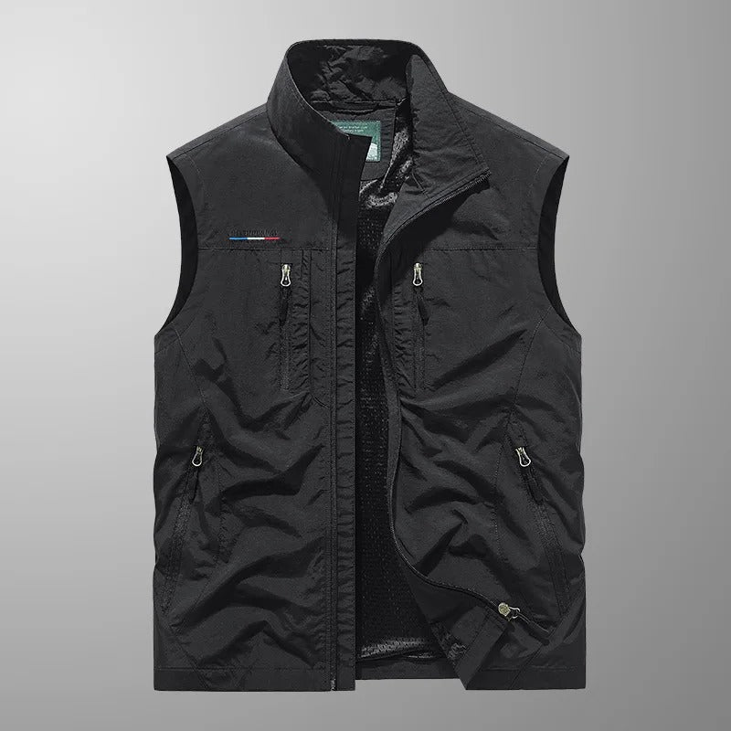 Gilet Vincent de Danoir Paris, en tissu doux, porté sur un mannequin, couleur neutre, détail de la finition.