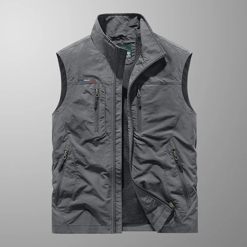 Gilet Vincent de la marque Danoir Paris, en tissu doux, porté sur un fond neutre, mise en valeur du style élégant.