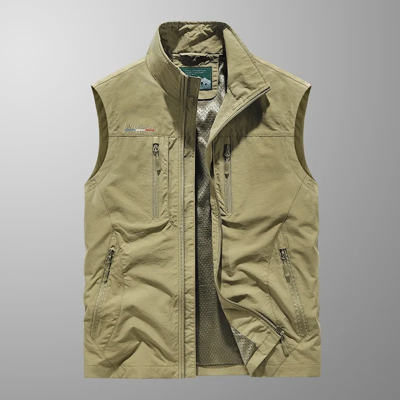 Gilet Vincent de Danoir Paris en maille douce, porté par un mannequin, couleur neutre, style élégant et moderne.