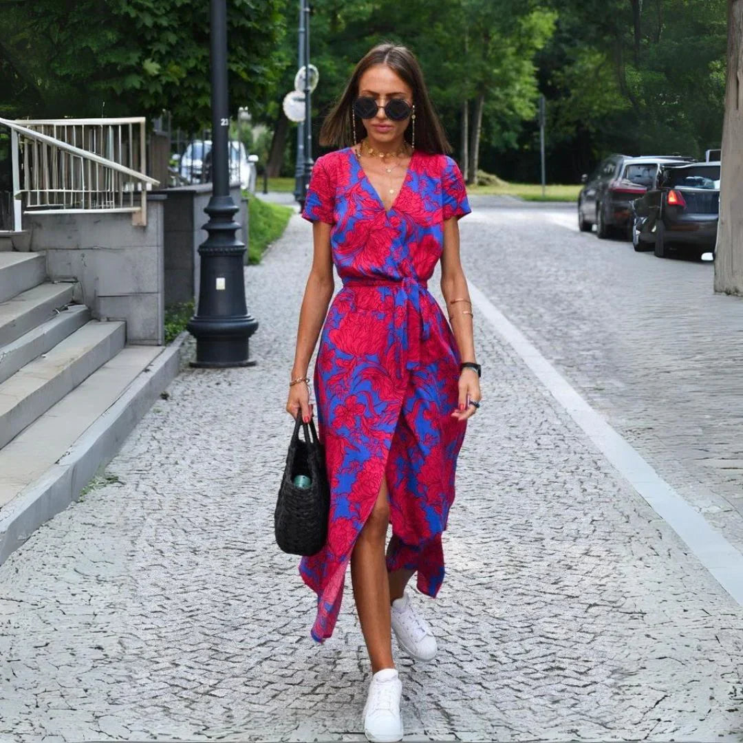 Robe élégante fluide Suzanne de Danoir Paris, tissu léger, coupe fluide et design sophistiqué, portée avec accessoires.