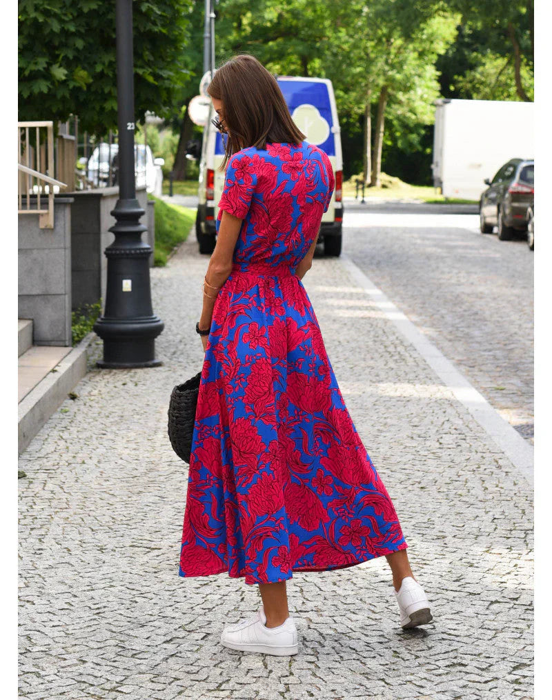 Robe fluide élégante Suzanne de Danoir Paris, tissu léger, coupe sophistiquée, portée avec accessoires chic, vue de face.