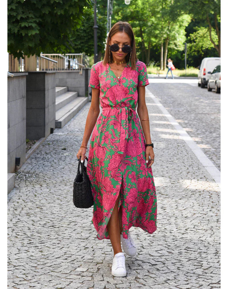 Robe fluide élégante Suzanne de Danoir Paris, tissu léger et coupe sophistiquée, portée pour une allure chic et confortable.