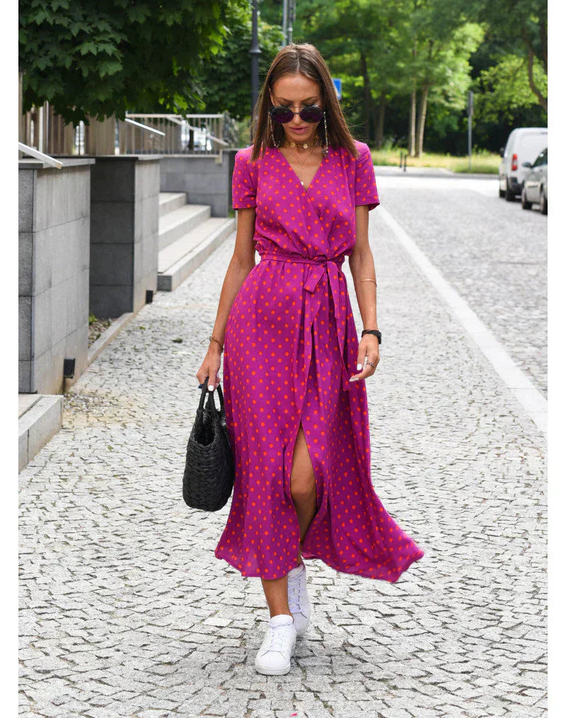Robe fluide élégante Suzanne de Danoir Paris, tissu léger et coupe sophistiquée, portée dans un style chic et moderne.