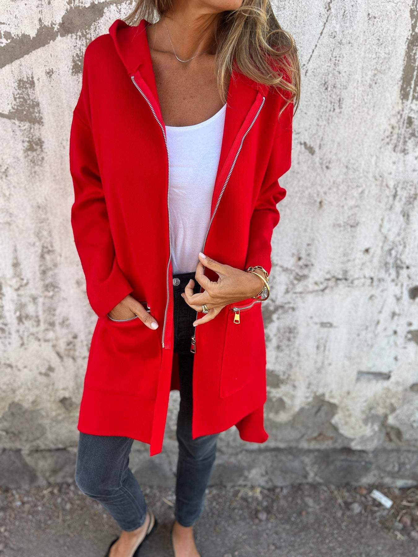 Gilet chic et confortable Julia de Danoir Paris, en tissu doux, porté sur un mannequin dans une ambiance élégante.