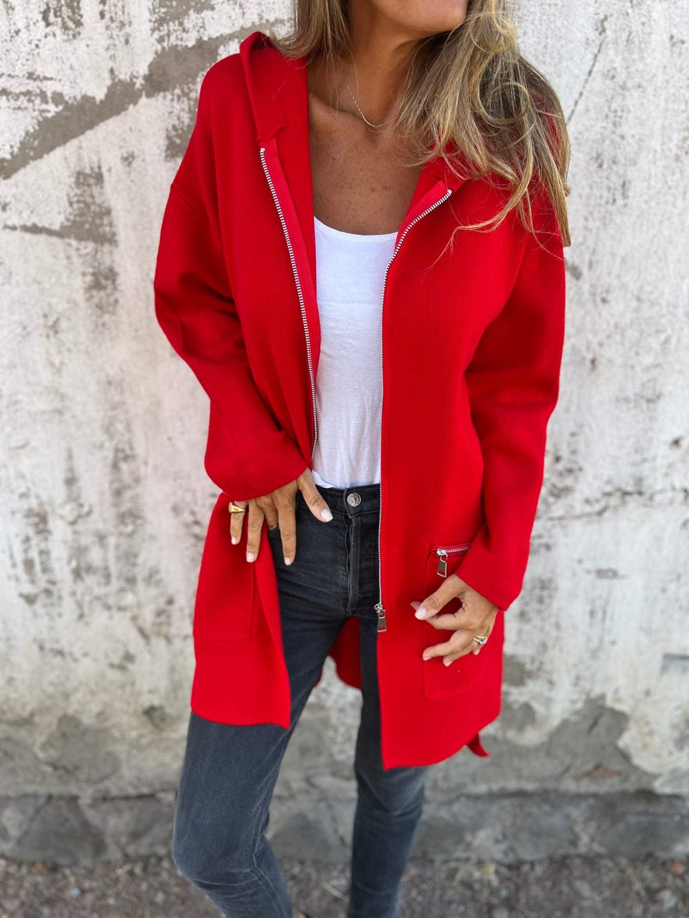 Gilet chic et confortable Julia de Danoir Paris, en tissu doux, porté par un mannequin dans une tenue élégante.
