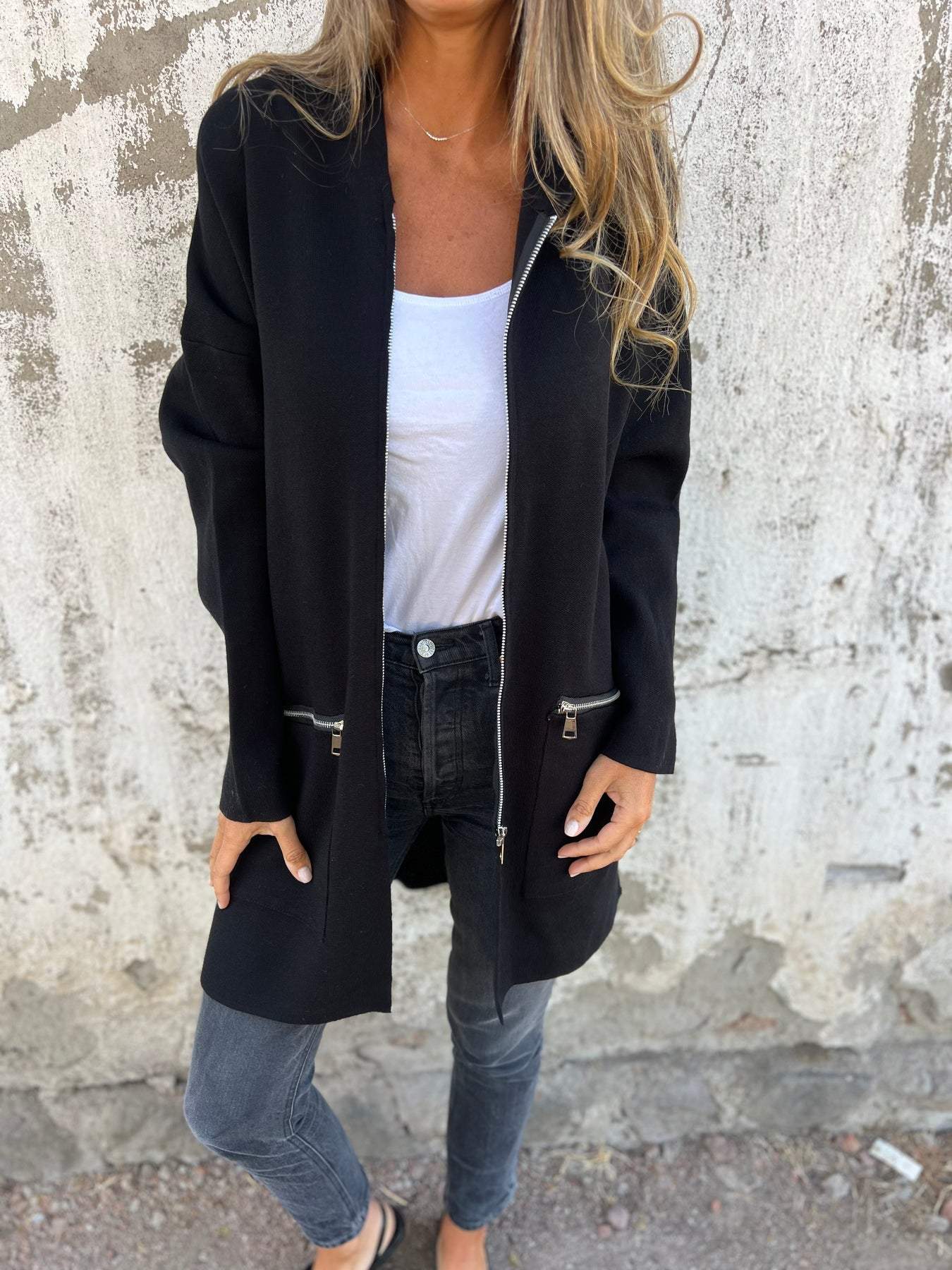 Gilet chic et confortable Julia de Danoir Paris, en tissu doux, porté ouvert avec col montant, style élégant et décontracté