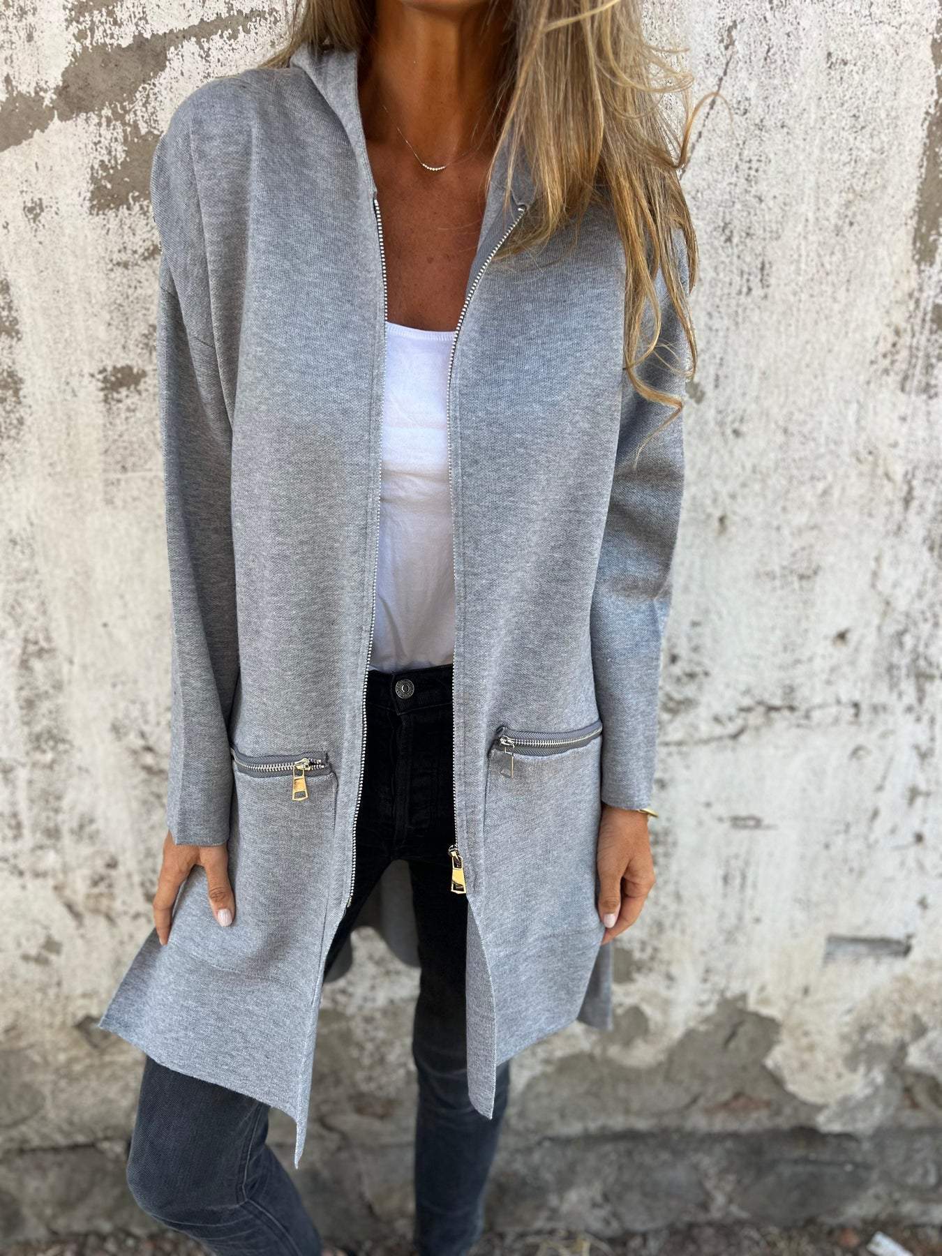 Gilet chic et confortable Julia de Danoir Paris, en tissu doux, porté sur un mannequin avec un fond neutre.