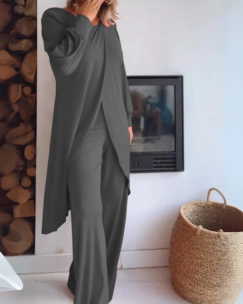 Ensemble élégant et douillet Adélaïde de Danoir Paris, comprenant un haut en tissu doux et un pantalon assorti, couleur neutre.