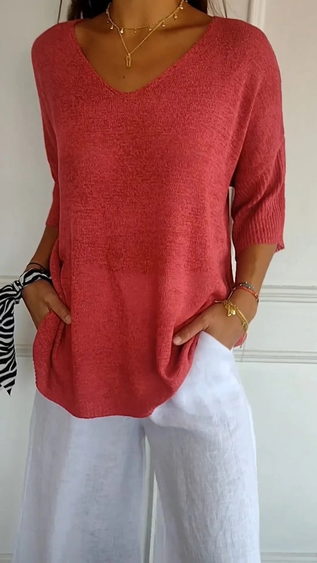 Haut chic en maille Anna de Danoir Paris porté, détails en tricot fin, coupe élégante, couleur neutre, mode féminine sophistiquée.