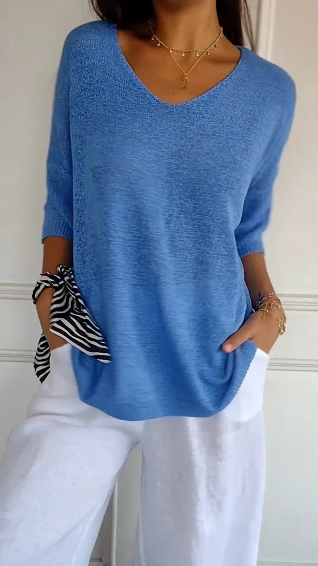 Haut en maille chic Anna de Danoir Paris, porté, avec détails élégants, en tissu fin et ajusté.