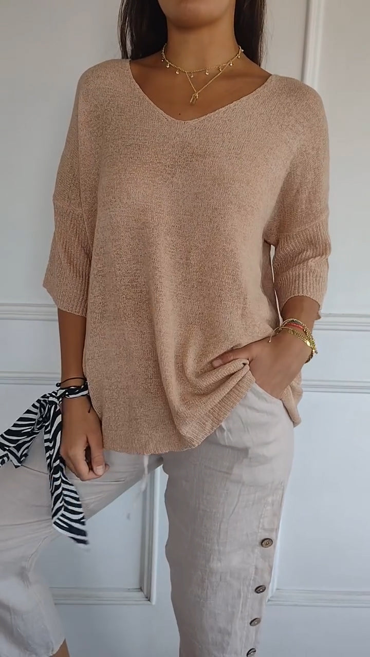 Haut en maille chic Anna de Danoir Paris porté par une mannequin, détail élégant et texture fine visible.