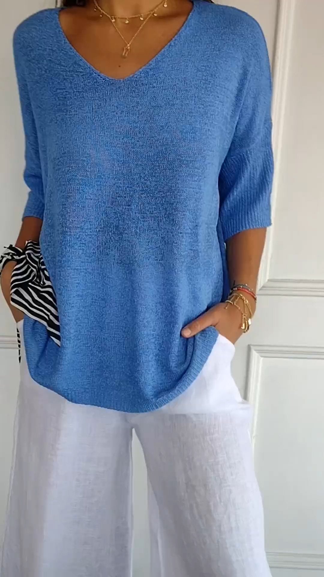Haut en maille Anna de Danoir Paris, style chic, portée avec col en V et manches longues, couleur neutre.
