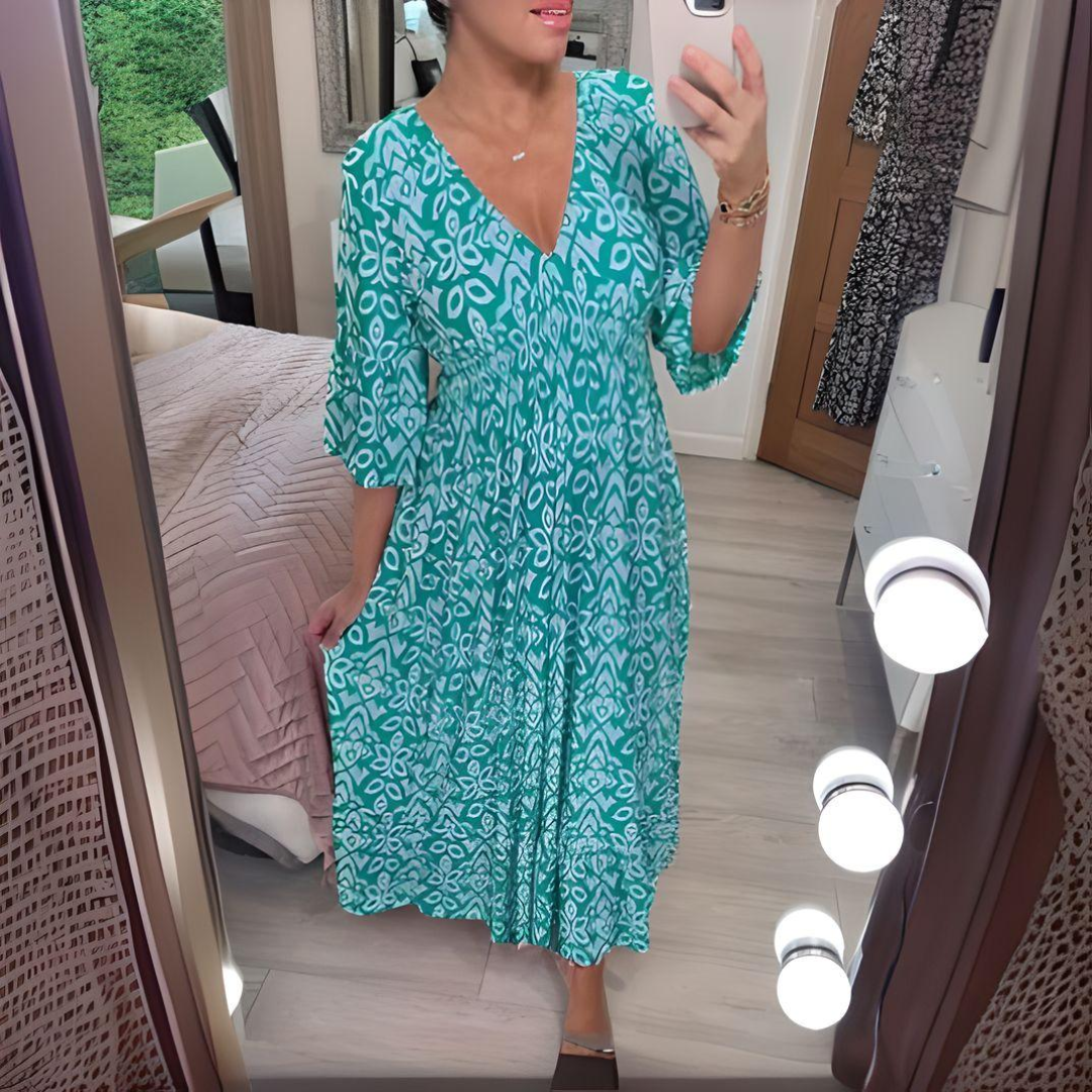 Robe chic bohème décontractée Annie de Danoir Paris avec motifs floraux et coupe fluide, portée avec accessoires élégants.