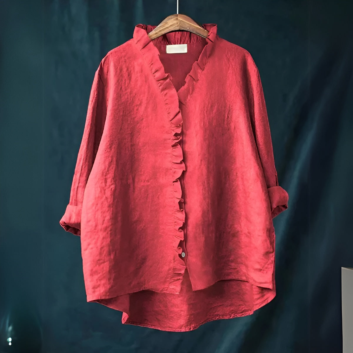 Blouse légère et élégante Blanka de Danoir Paris, tissu fluide beige avec détails subtils, portée élégante pour femme.
