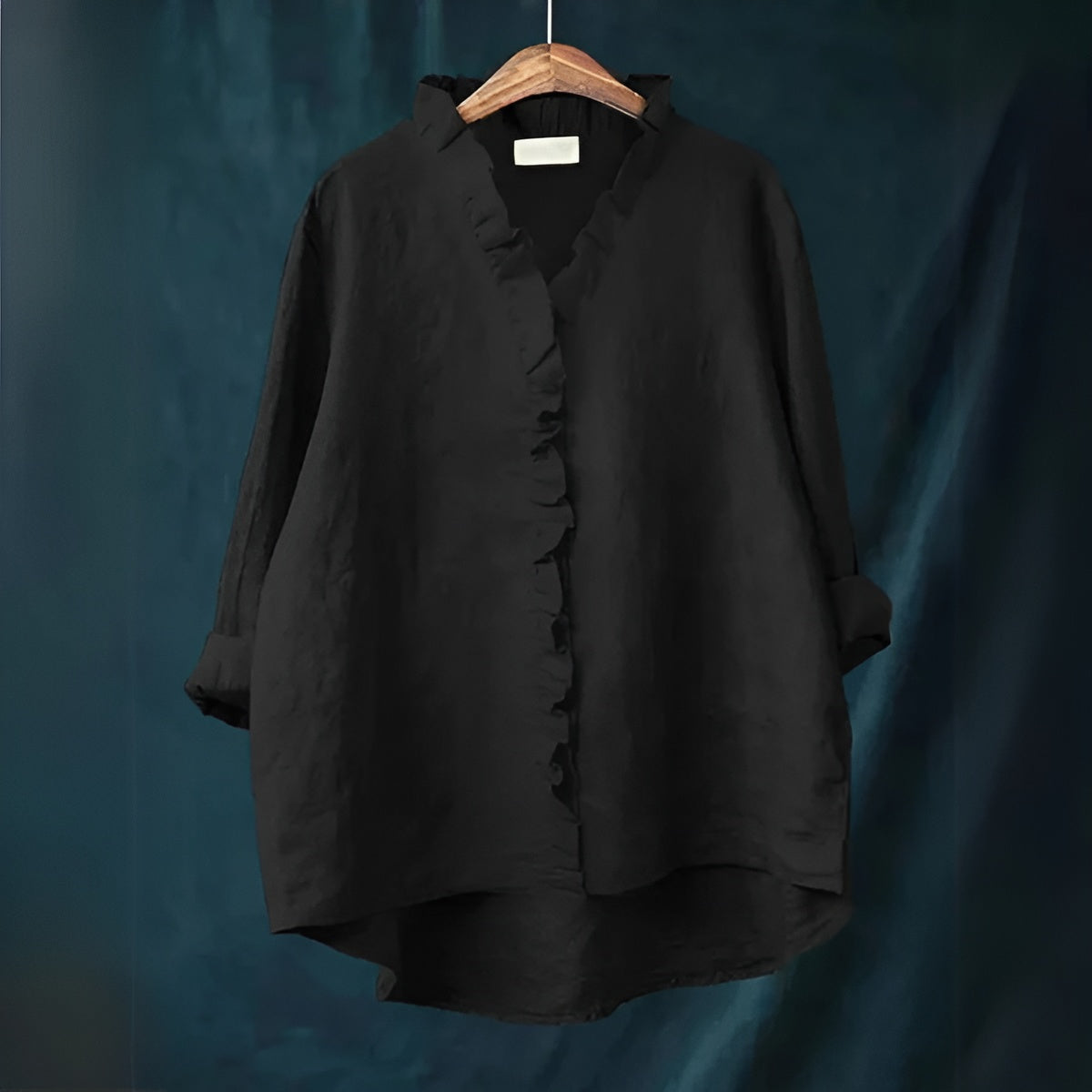 Blouse légère et élégante Blanka de Danoir Paris, tissu fluide, design chic avec détails subtils, portée décontractée ou habillée.