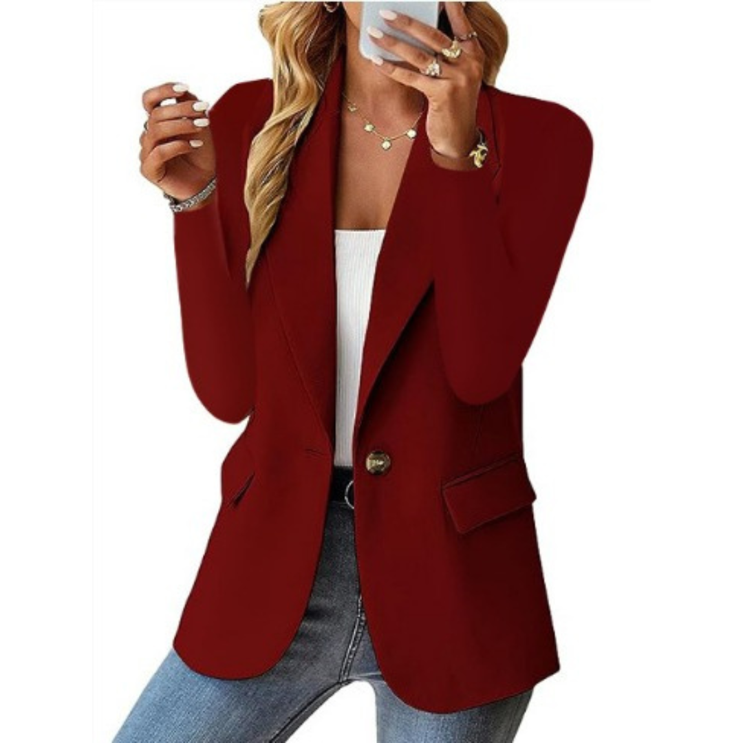 Blazer élégant et polyvalent Corinne de Danoir Paris en tissu rouge, porté sur un mannequin, style chic et moderne.