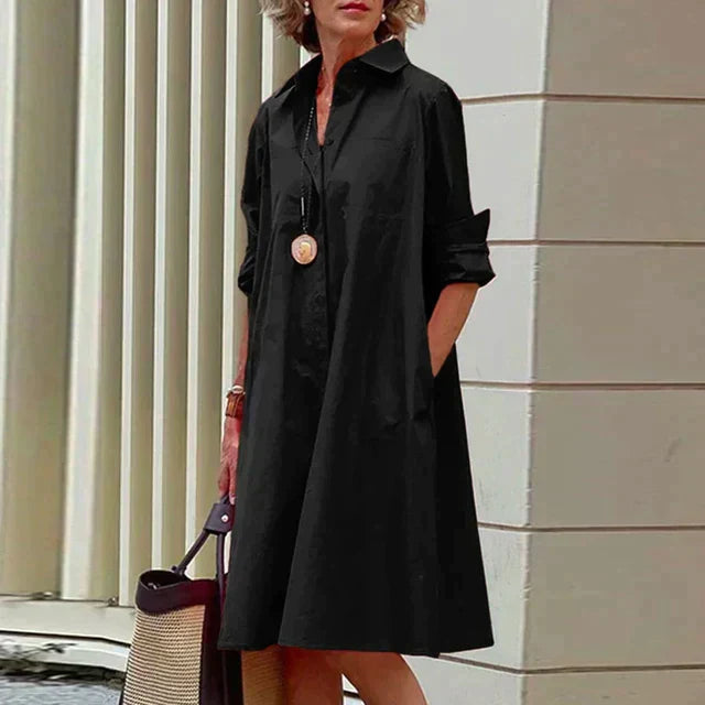 Robe sophistiquée et élégante Elena de Danoir Paris, en tissu rouge, avec coupe fluide et détails raffinés pour une occasion spéciale.