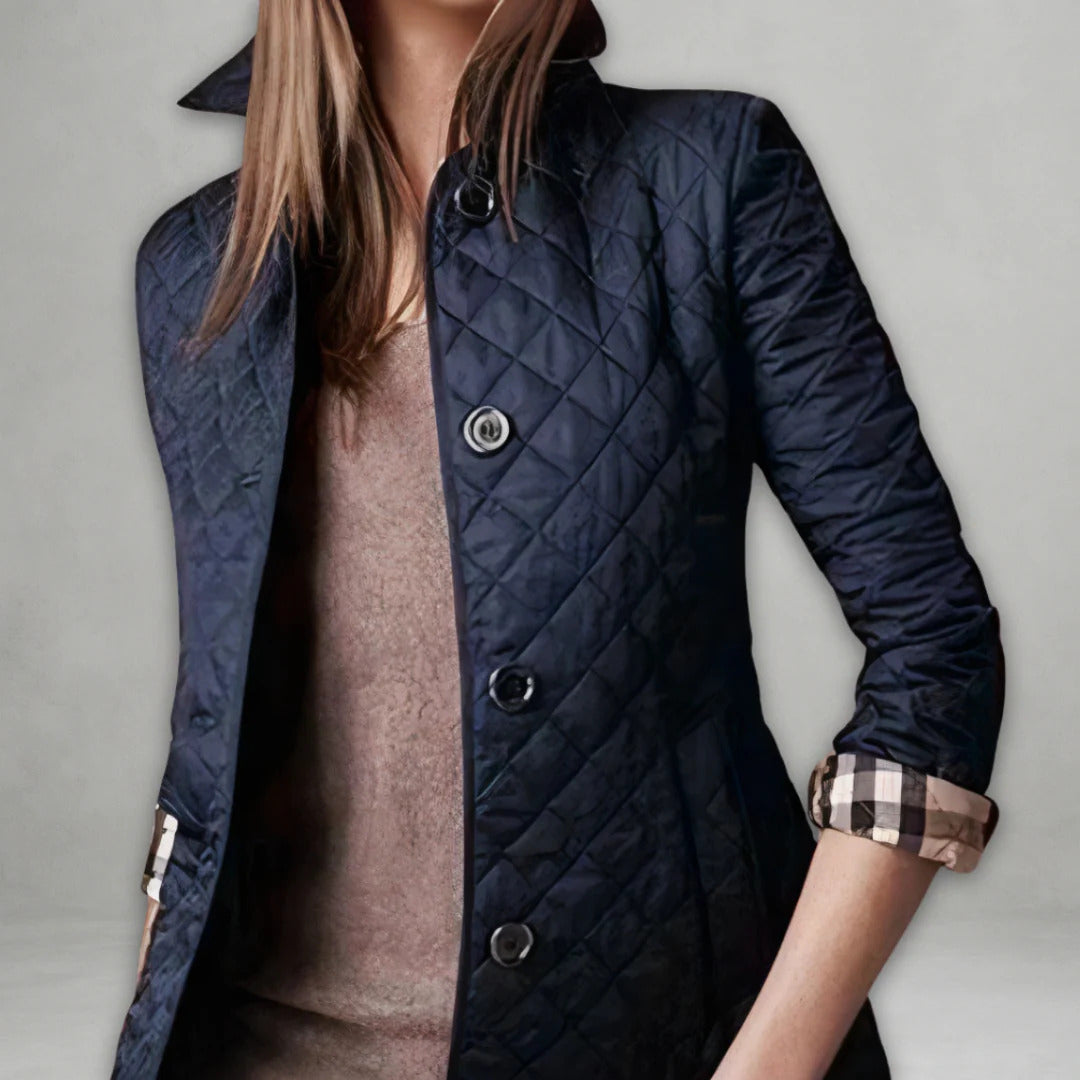 Veste légère polyvalente Danoir Paris, style moderne, tissu léger, coupe ajustée, couleur neutre, adaptée pour toutes les saisons.