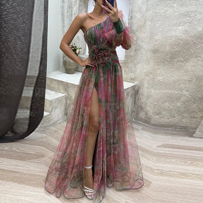 Robe longue colorée Philena de Danoir Paris, élégante et fluide, avec un motif vibrant, portée en soirée ou lors d'événements spéciaux.