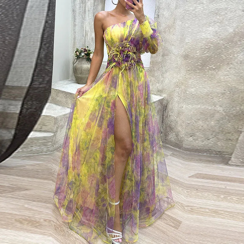 Robe longue colorée Philena de Danoir Paris, élégante et fluide, avec des motifs vibrants, portée en soirée ou lors d’événements spéciaux.