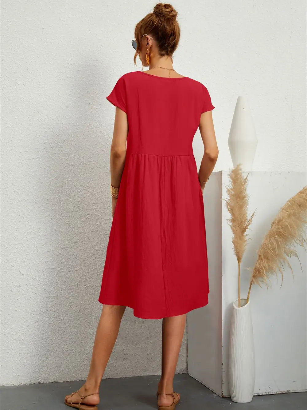 Robe décontractée chic Sage de Danoir Paris, tissu fluide et élégant, portée décontractée avec manches longues et coupe moderne.