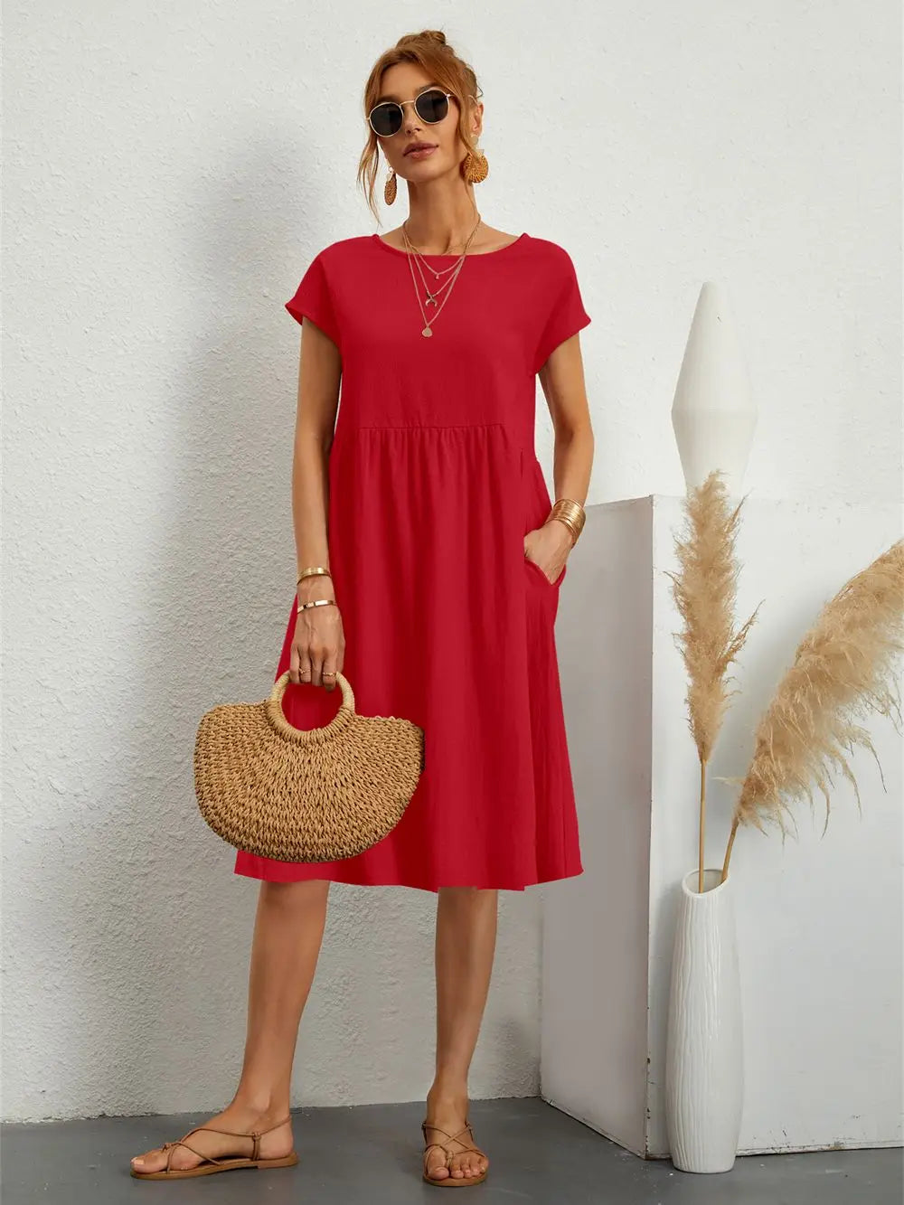 Robe décontractée chic Danoir Paris en tissu léger, style élégant et confortable, portée par un mannequin dans l'image.