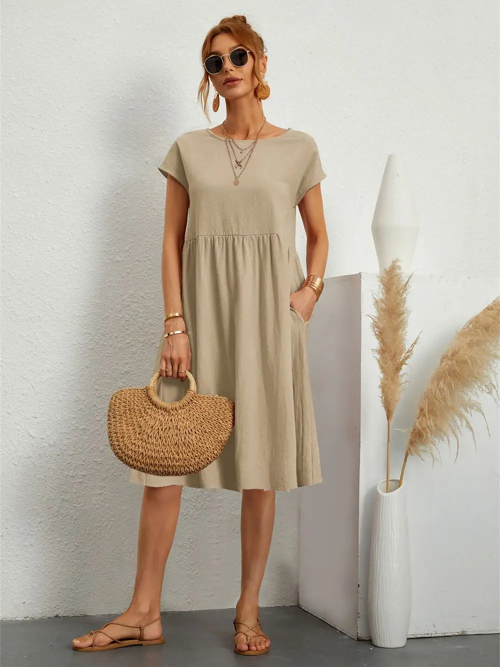 Robe décontractée chic Danoir Paris en tissu fluide, avec style élégant et coupe confortable, portée par un mannequin.