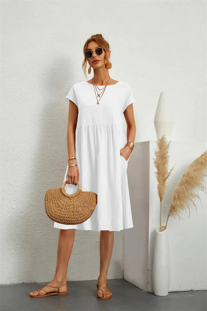 Robe décontractée chic Danoir Paris en tissu fluide, couleur neutre, portée élégante avec détails modernes, vue de face.