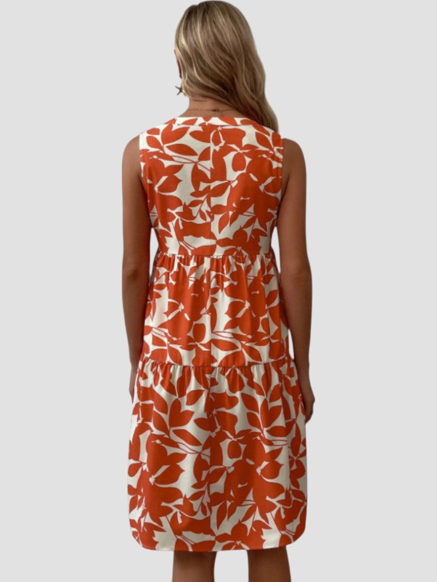 Robe midi élégante Danoir Paris Séraphine en tissu léger rouge, parfait pour l'été, avec coupe fluide et détails raffinés.