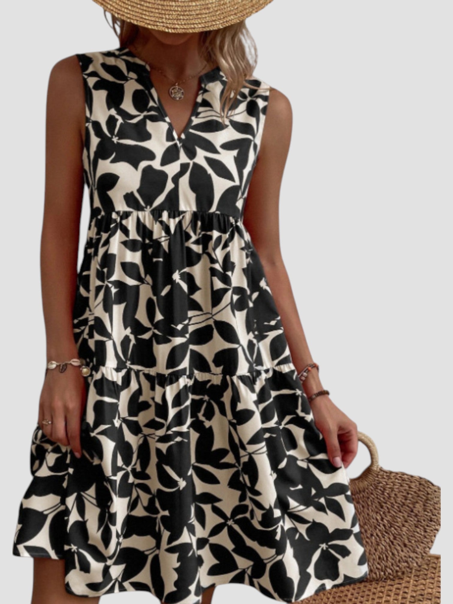 Robe midi d'été élégante Danoir Paris en tissu léger rouge avec détails sophistiqués, portée sur un mannequin.