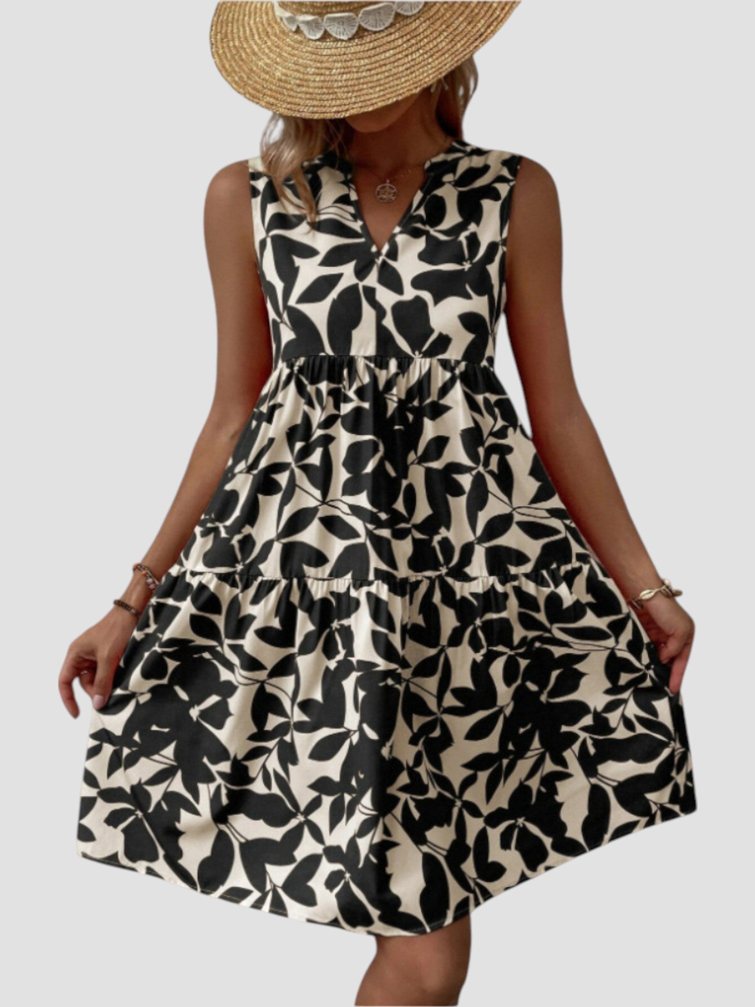 Robe midi d'été élégante Danoir Paris en tissu rouge, style sophistiqué avec coupe fluide et détails raffinés.