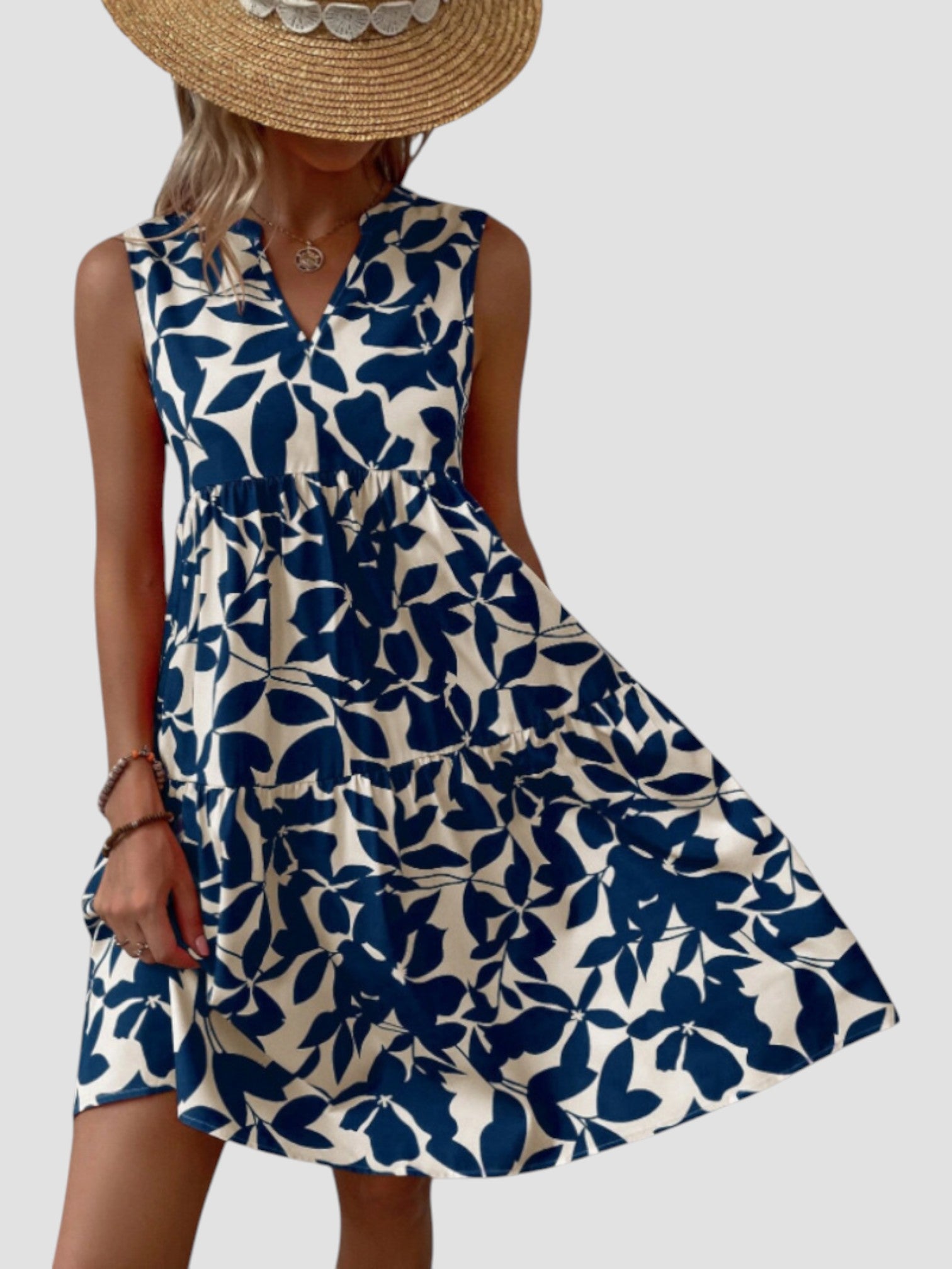Robe midi d'été élégante Danoir Paris, couleur rouge, tissu fluide et coupe sophistiquée, idéale pour les occasions estivales.