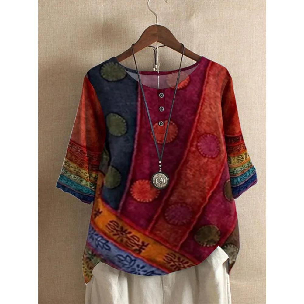 Haut bohème coloré Valarie de Danoir Paris, tissu léger et fluide avec motifs vifs, porté sur un mannequin.