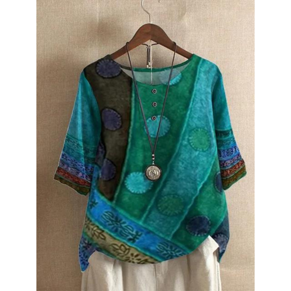 Haut bohème coloré Valarie de Danoir Paris, modèle féminin avec motifs floraux et détails élégants, porté sur mannequin.