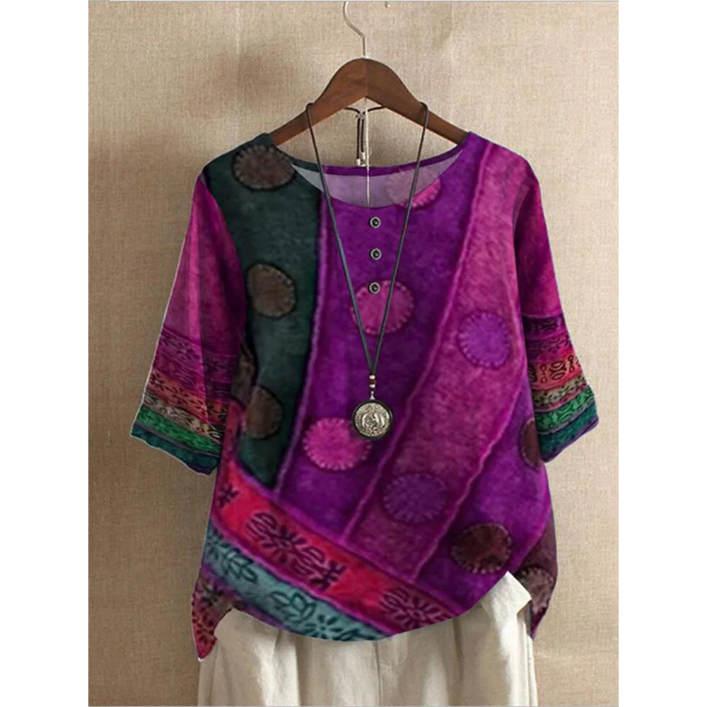 Haut bohème coloré Valarie de Danoir Paris avec motifs floraux et décolleté, porté avec accessoires, vue de face.