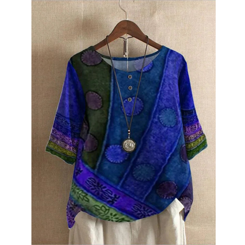 Haut bohème coloré Valarie de Danoir Paris, tissu fluide avec motifs colorés, porté avec col en V et manches longues.