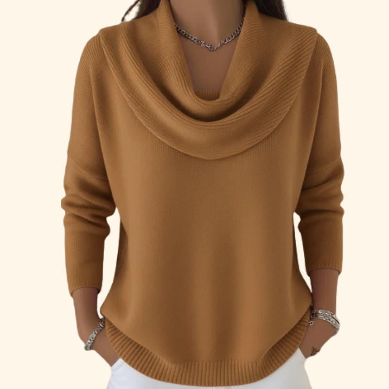Pull doux à col bénitier Victoire™ de Danoir Paris, en laine douce, couleur écru, porté sur mannequin, détail du col confortable.