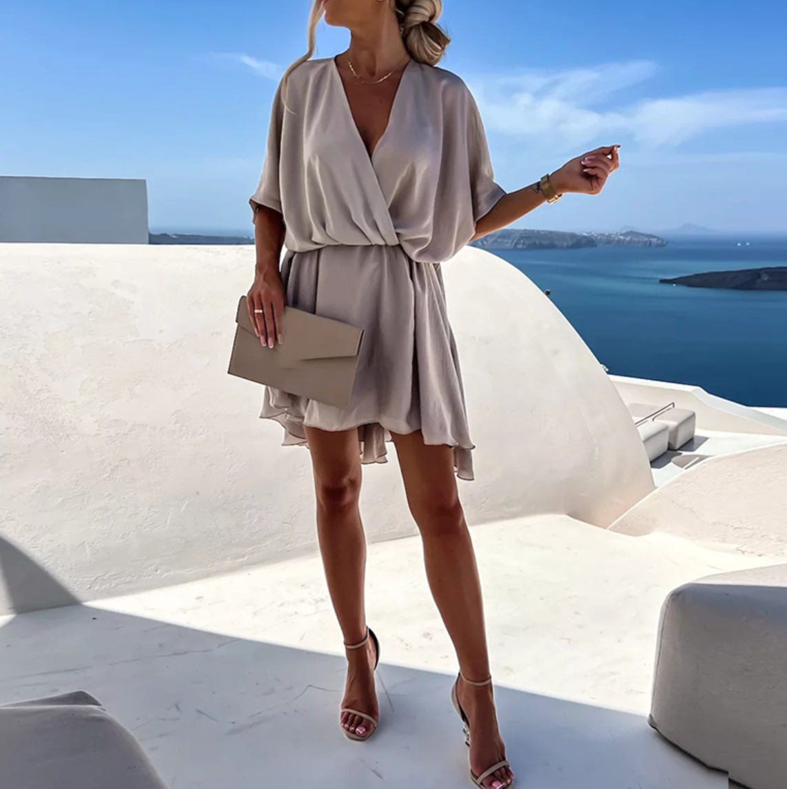 Robes élégantes Rose™ de Danoir Paris, robe longue en tissu fluide avec détails sophistiqués, vue en gros plan.