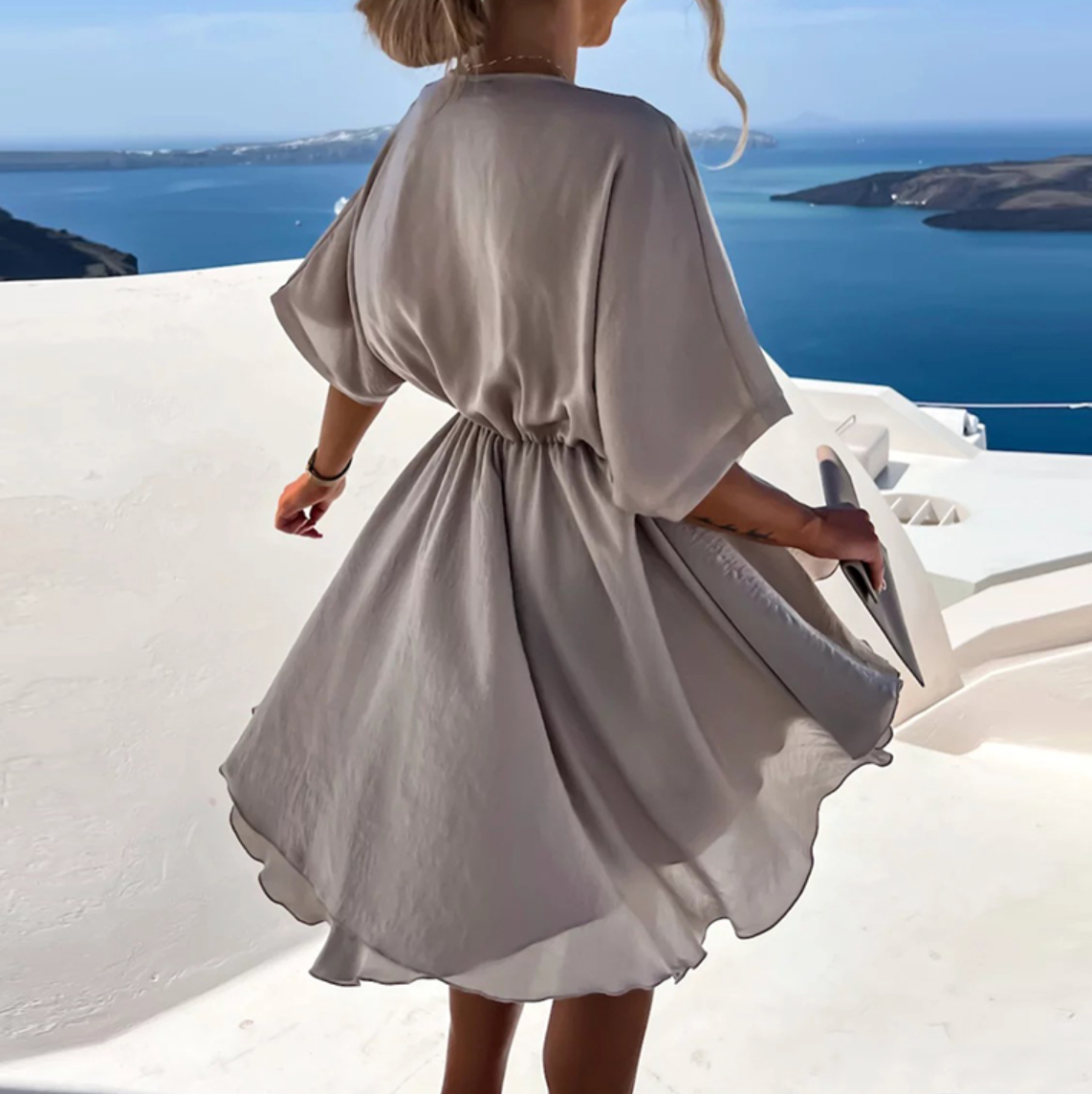 Robe élégante Rose™ de Danoir Paris, en tissu fluide avec détails sophistiqués, portée par une mannequin dans une ambiance chic.