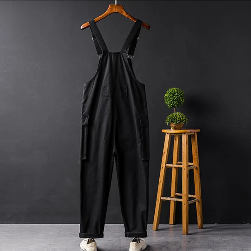 Salopette de jardinage élégante Danoir Paris, pantalon vert avec poches et bretelles pour femmes.