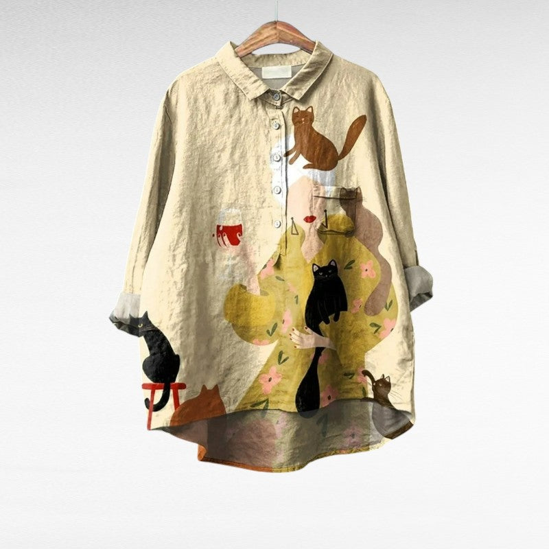 Blouse Ariané Danoir Paris à motifs de chats poétiques, manches longues et coupe fluide, portée élégante et tendance.