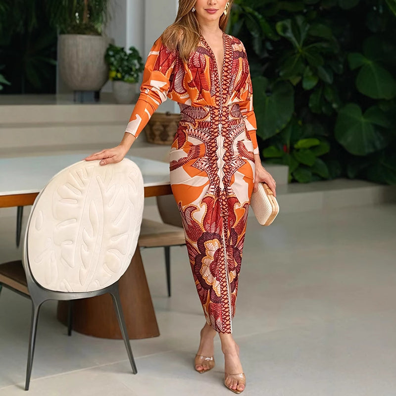 Robe élégante Blysse™ à col en V de Danoir Paris, en tissu fluide, couleur noir, portée avec accessoires.