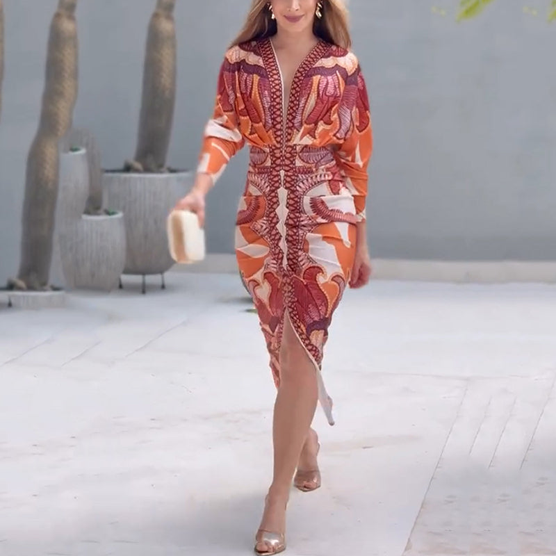 Robe Blysse™ élégante à col en V de Danoir Paris, en tissu fluide avec coupe sophistiquée, portée par une femme.
