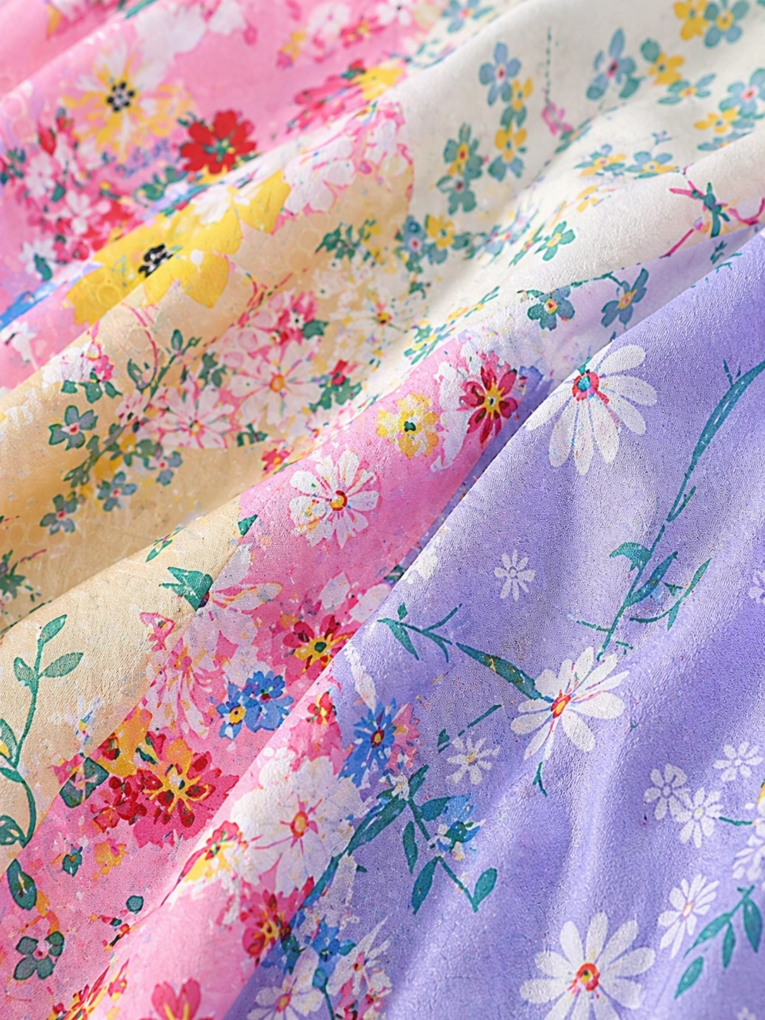 Robe à patchwork florale Clara Waverly™ de Danoir Paris, style élégant avec motifs floraux colorés, portée décontractée.