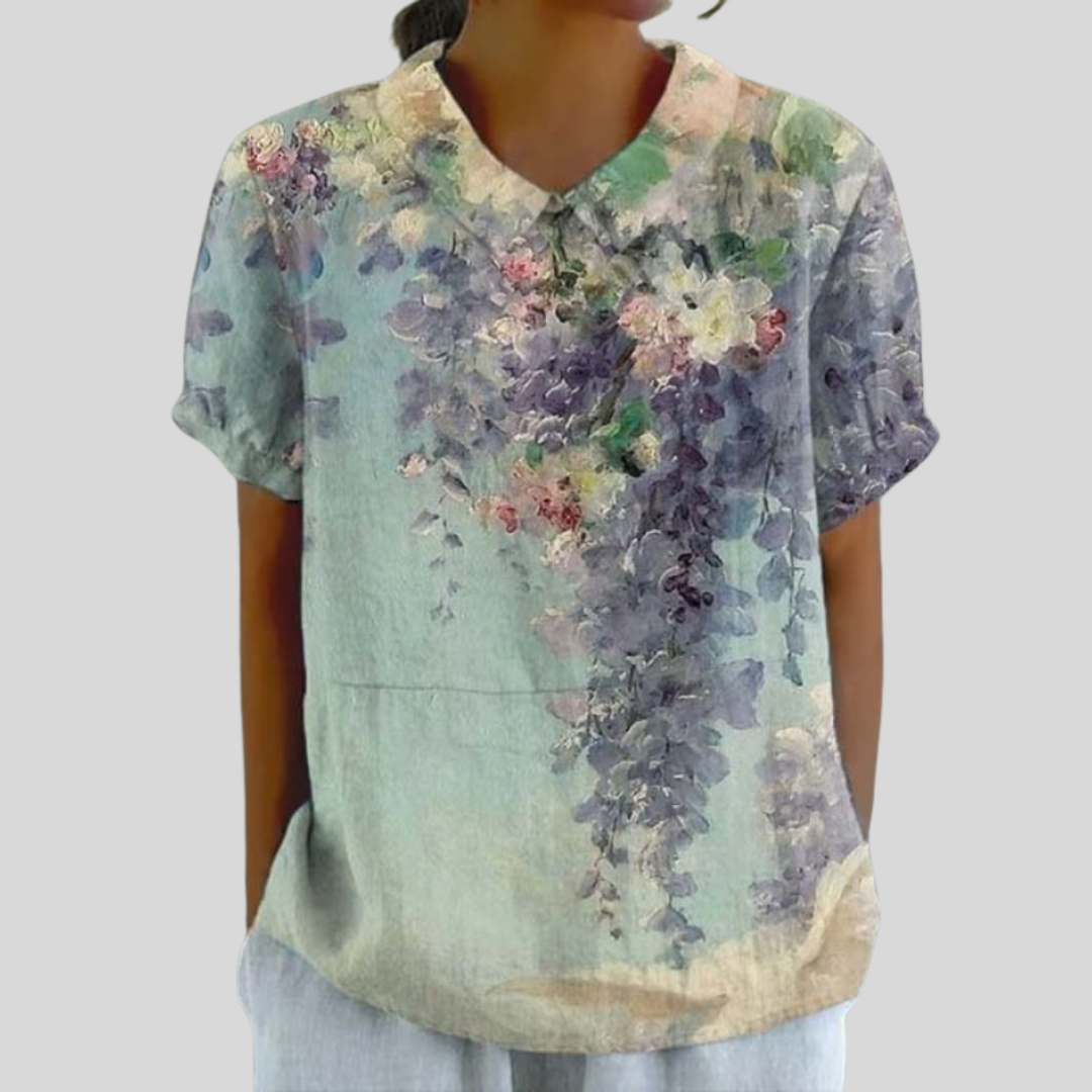 Blouse florale artistique Colette de Danoir Paris, tissu léger avec motifs floraux colorés, portée décontractée et élégante.