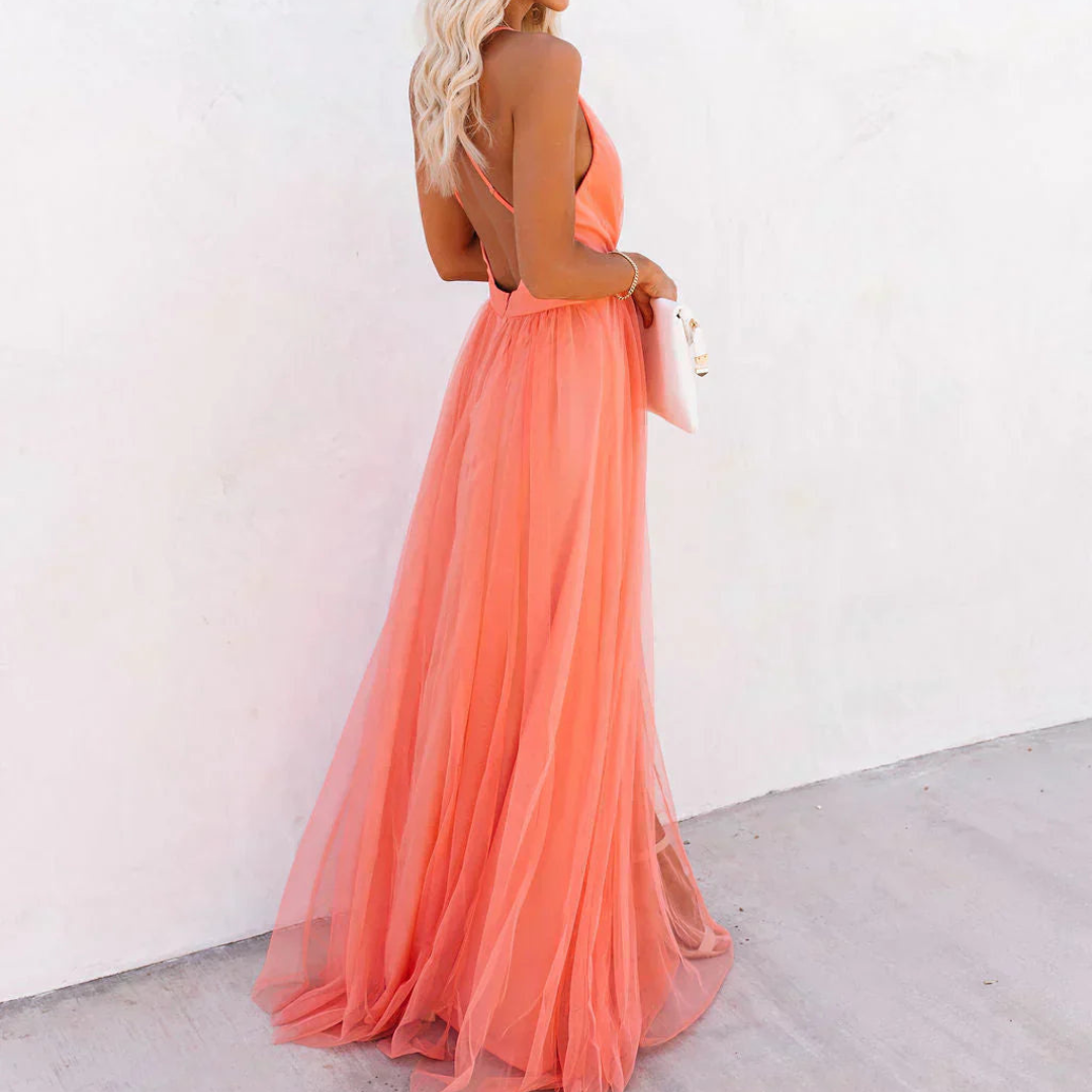 Robe maxi Danoir Paris Lumière en tissu corail fluide, longueur longue et style élégant, portée avec des détails subtils.